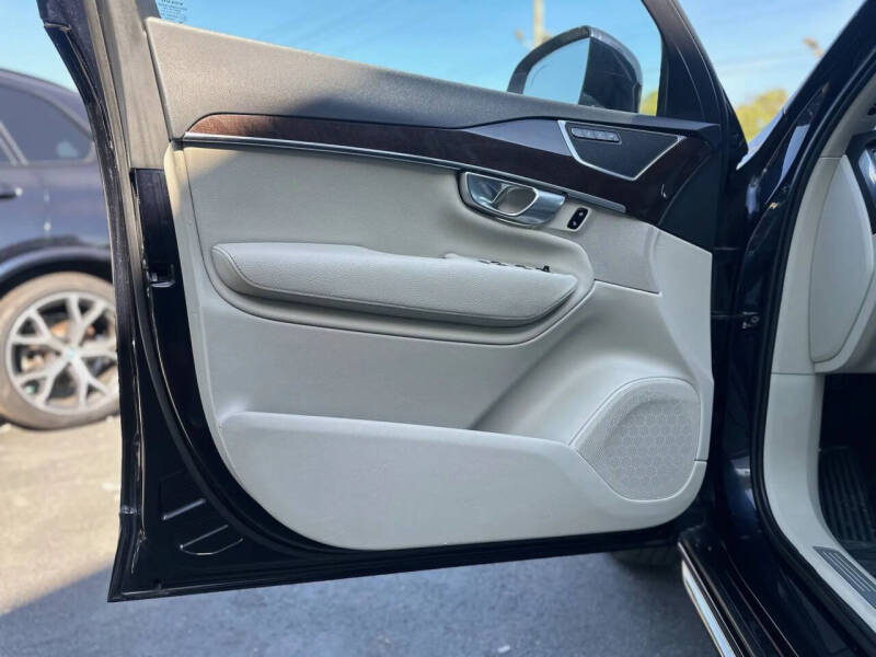 2017 Volvo XC90 T6 Momentum