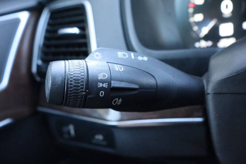 2016 Volvo XC90 T6 Momentum