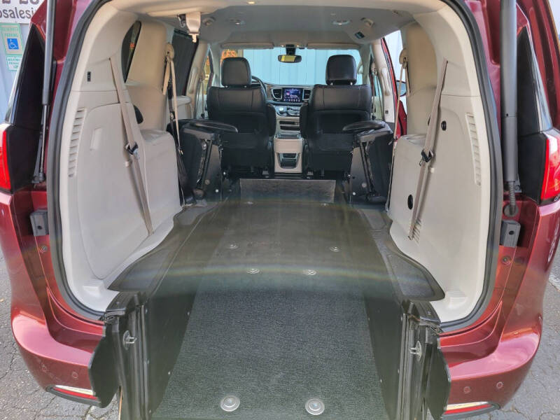 2018 Chrysler WHEELCHAIR VAN