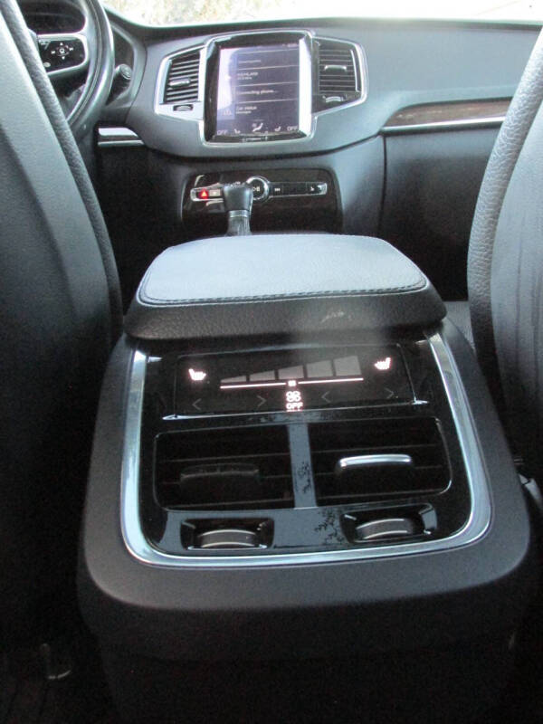 2016 Volvo XC90 T6 Momentum