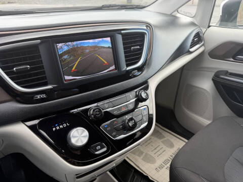 2022 Chrysler Voyager LX