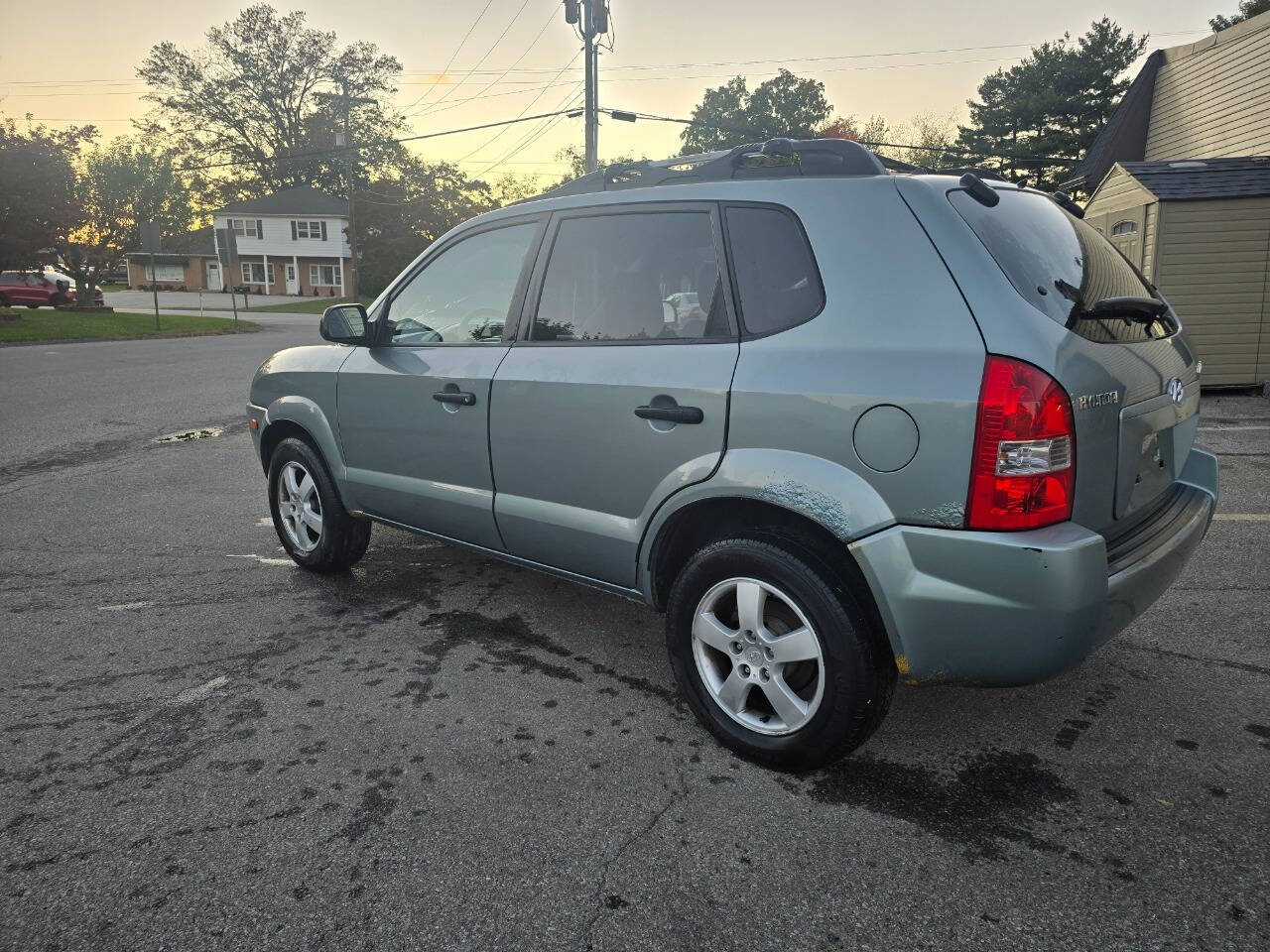 2005 Hyundai TUCSON for sale at QUEENSGATE AUTO SALES in York, PA