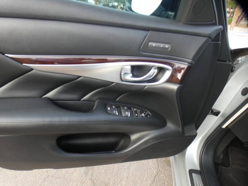 2017 Infiniti Q70 3.7