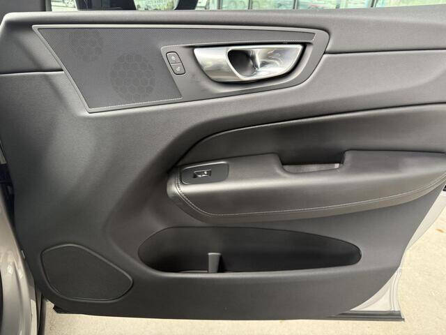 2024 Volvo XC60 B5 Core Dark Theme