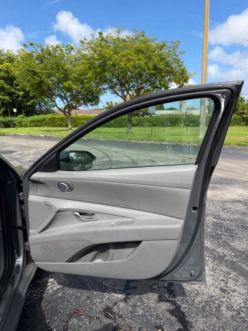 2024 Hyundai Elantra SE