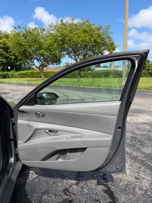 2024 Hyundai Elantra SE