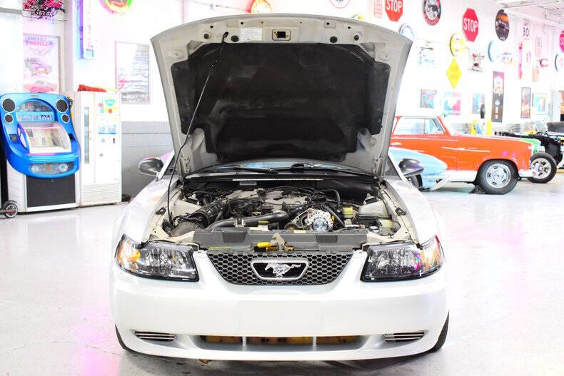 2004 Ford Mustang Deluxe