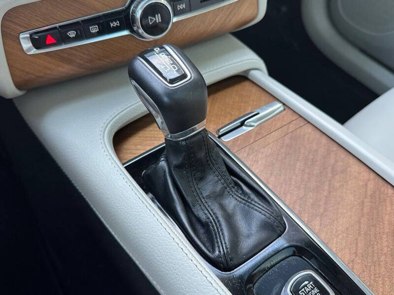 2022 Volvo XC90 T6 Momentum 7-Passenger