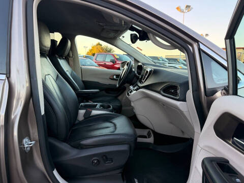 2017 Chrysler Pacifica Touring-L Plus