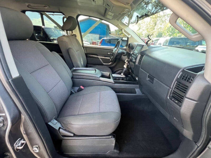 2015 Nissan Titan SV