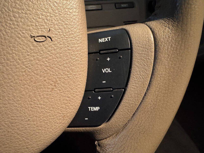 2005 Lincoln Town Car Signature Limited