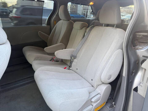 2014 Toyota Sienna LE 8-Passenger