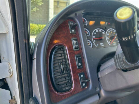 2006 Freightliner M2 106