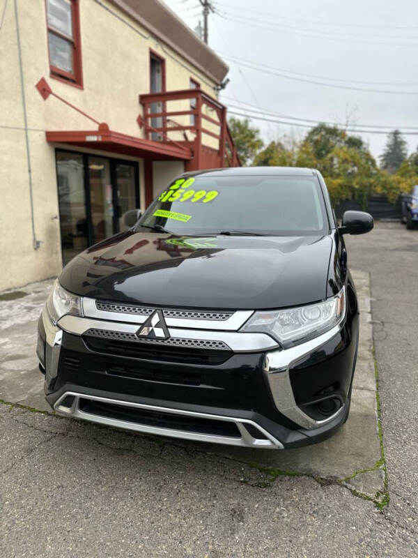 2020 Mitsubishi Outlander ES photo 3