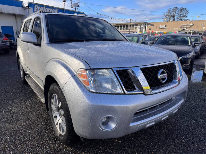 2012 Nissan Pathfinder LE's photo