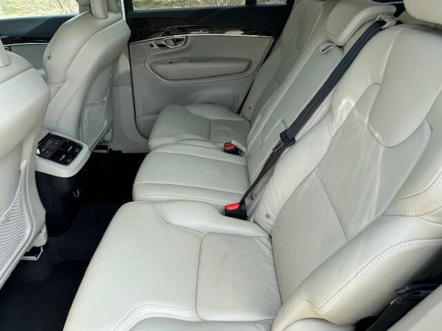 2016 Volvo XC90 T6 Momentum