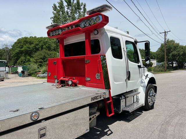 2023 Freightliner M2 106