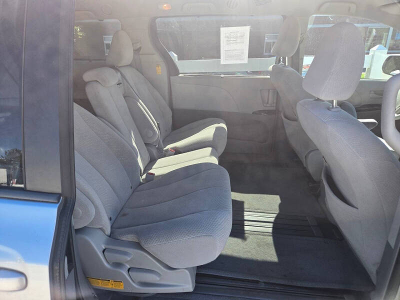 2014 Toyota Sienna LE 7-Passenger Auto Access Seat