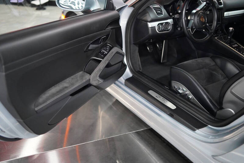 2016 Porsche Cayman GT4