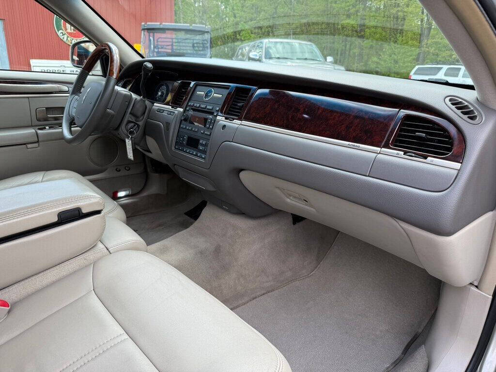 2010 Lincoln Town Car 51