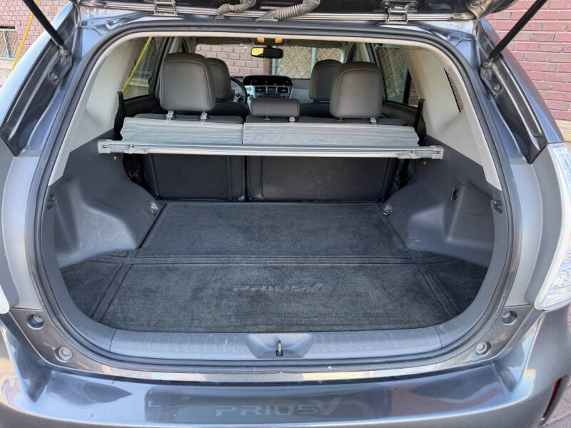 2013 Toyota Prius v Five