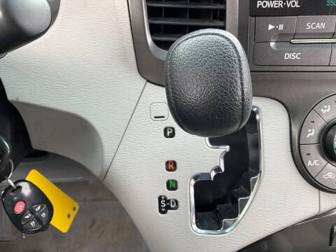 2011 Toyota Sienna LE 7-Passenger