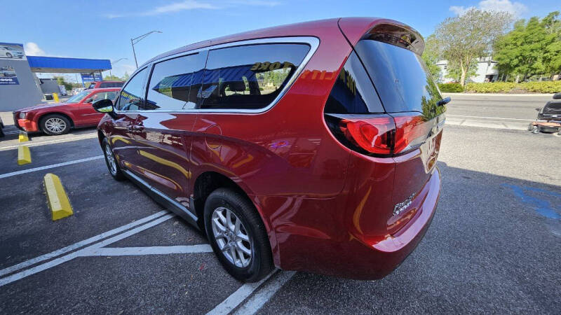 2025 Chrysler Voyager LX