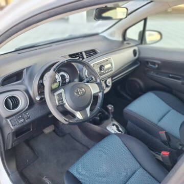 2012 Toyota Yaris 5-Door SE