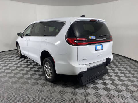 2024 Chrysler Pacifica Touring