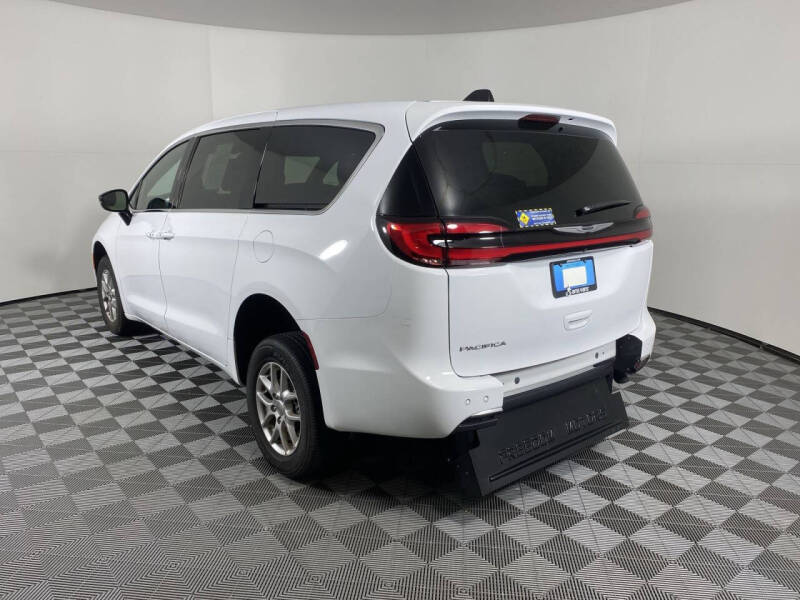 2024 Chrysler Pacifica Touring