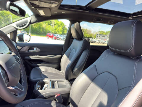 2027 Chrysler Pacifica Select