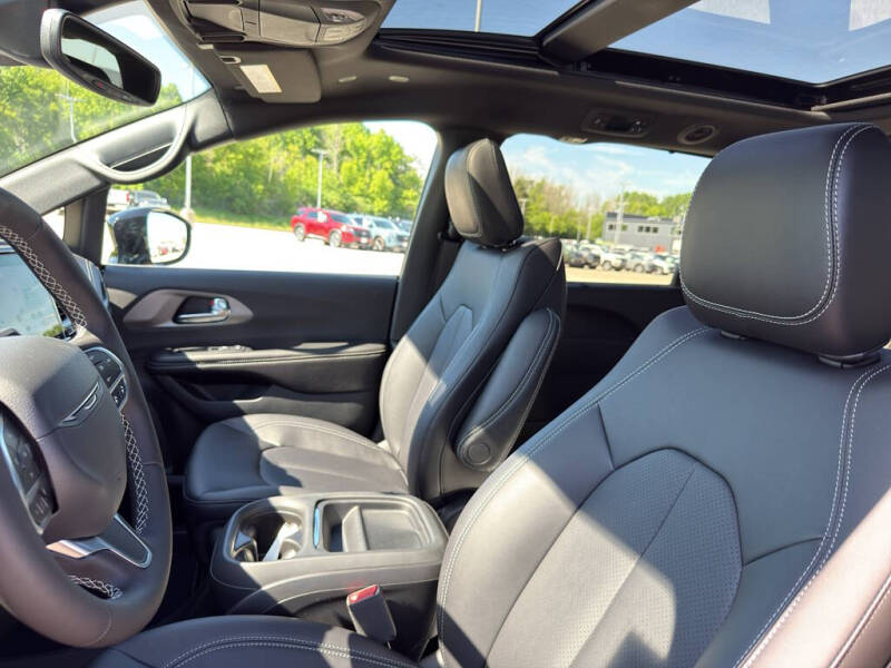 2027 Chrysler Pacifica Select