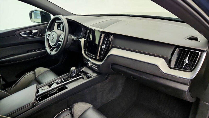 2022 Volvo XC60 Recharge T8 R-Design