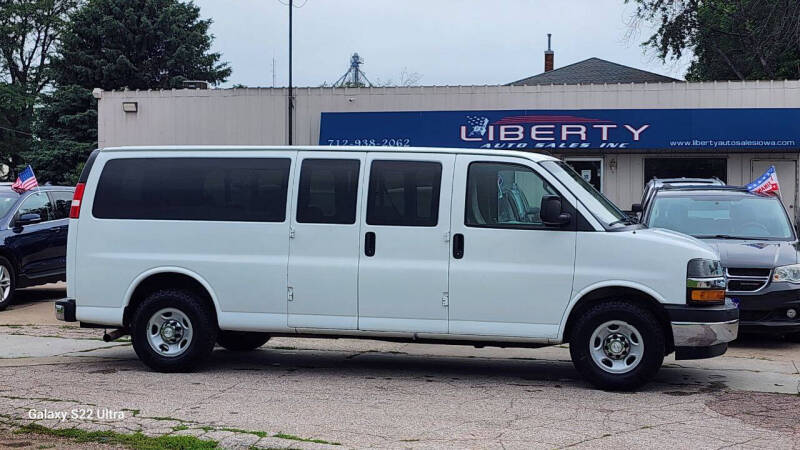 2018 Chevrolet Express Passenger LT's photo