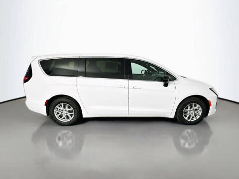 2027 Chrysler Pacifica Select