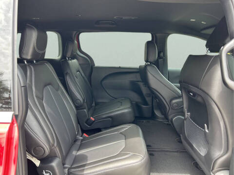 2027 Chrysler Pacifica Select
