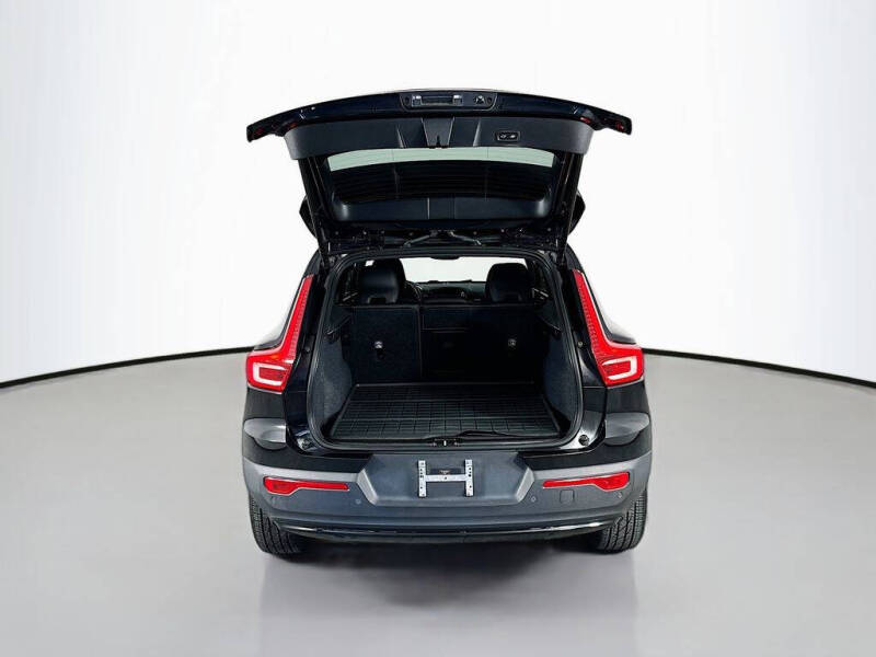 2023 Volvo XC40 B5 Plus Dark Theme