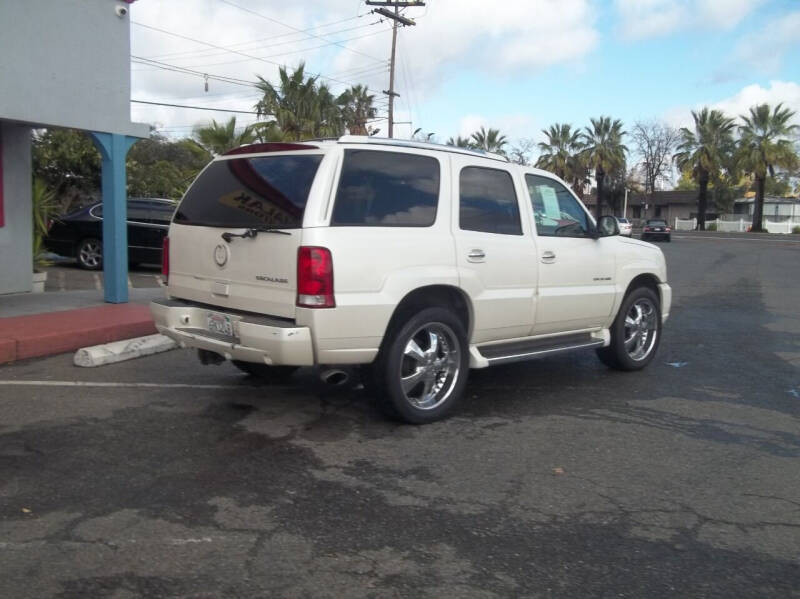 2004 Cadillac Escalade Base photo 9