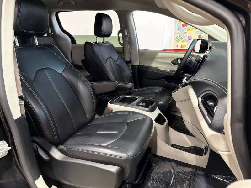 2024 Chrysler Pacifica Plug-In Hybrid Select