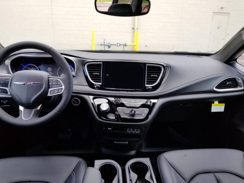 2025 Chrysler Pacifica Select