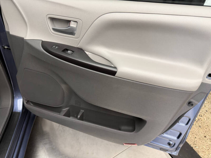 2017 Toyota Sienna LE 8-Passenger
