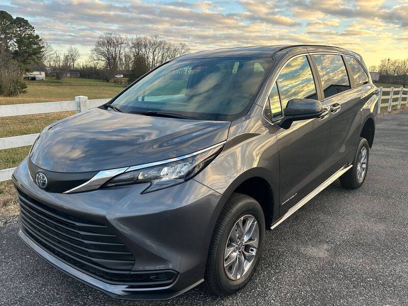 2025 Toyota Sienna LE 8-Passenger
