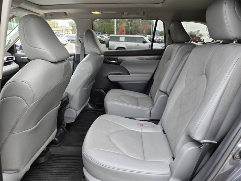 2023 Toyota Highlander Hybrid Platinum