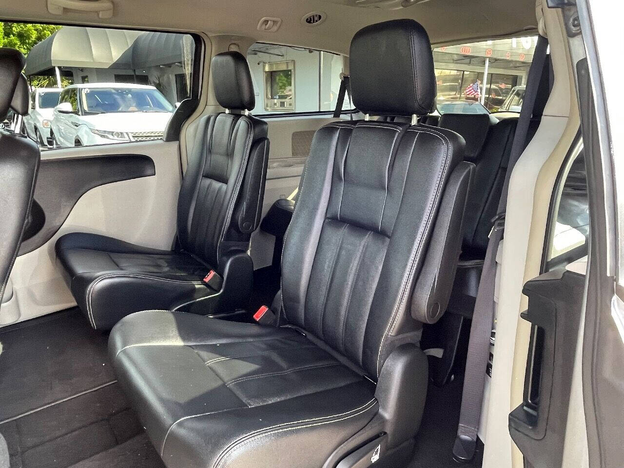2016 CHRYSLER Town and Country Minivan - $11,900