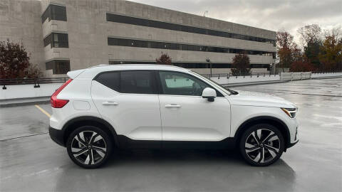 2025 Volvo XC40 B5 Plus Bright Theme