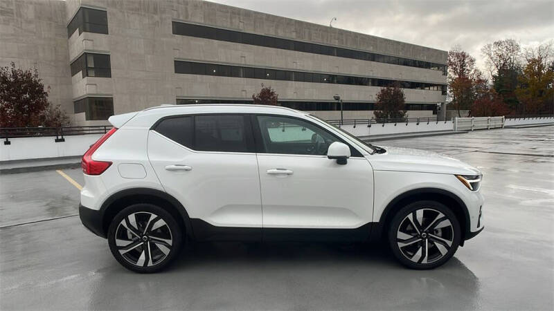 2025 Volvo XC40 B5 Plus Bright Theme