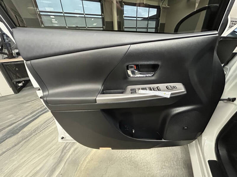 2016 Toyota Prius v Five