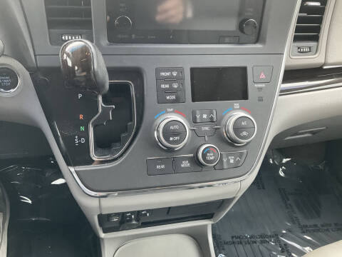 2017 Toyota Sienna XLE 8-Passenger