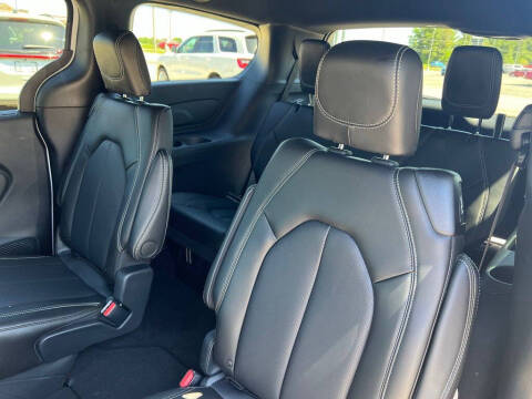 2027 Chrysler Pacifica Select