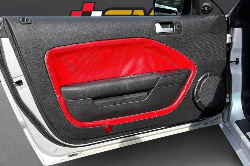 2005 Ford Mustang GT Deluxe